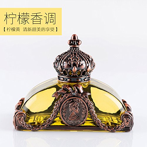 Hommes et femmes dans le parfum de voiture seat...