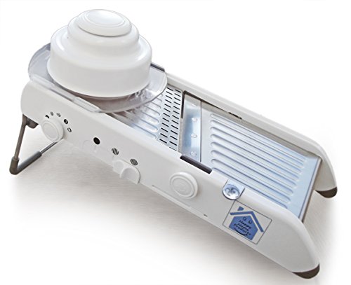 Trancheuse professionnelle de mandoline de cuisine de qualité avec des GANTS DE SÉCURITÉ LIBRES. Lame réglable avec plage d'épaisseur de 1mm - 7mm. La lame de coupe passe de la coupe droite à la gaufre. Deux épaisseurs de julienne coupées disponibles. Facile à saisir garde de sécurité avec broche fixe et broches métalliques extensibles. Glisse sur les coureurs pour assurer une utilisation sûre. Utiliser pour les légumes, les fruits, pour trancher, pour les tranches de julienne et de gaufres. 0603404805198 Happy Home Products