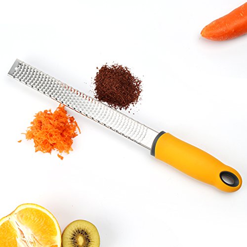 Râpe à fromage et zesteur avec une manche ergon...