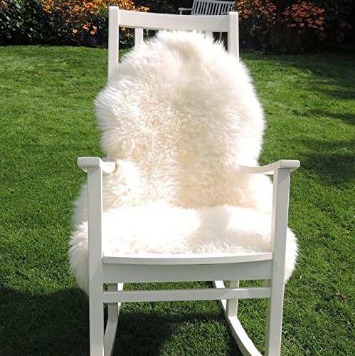 LANABEST - Premium Lammfelle NEÙ chez aMAZON :  de haute qualité en peau de mouton blanc lANABEST. peaux de luxe en cadeau qualitatif. son magnifique objet de décoration avec tout schaffelle épais et douillet, dentelle wolle. absolument sans odeur attire les regards ! sur le tapis comme canapé ou sitzunterlage. premmium natur-fell-shop couverture douillette en peau d'agneau blanc 90-100 cm code EAN 0634543632505 