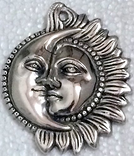 The Hue Cottage Sun moon decorative fleuron blanc artisanal métallique tenture figurine argent de bon augure des articles de cadeau code EAN 0750253547820 