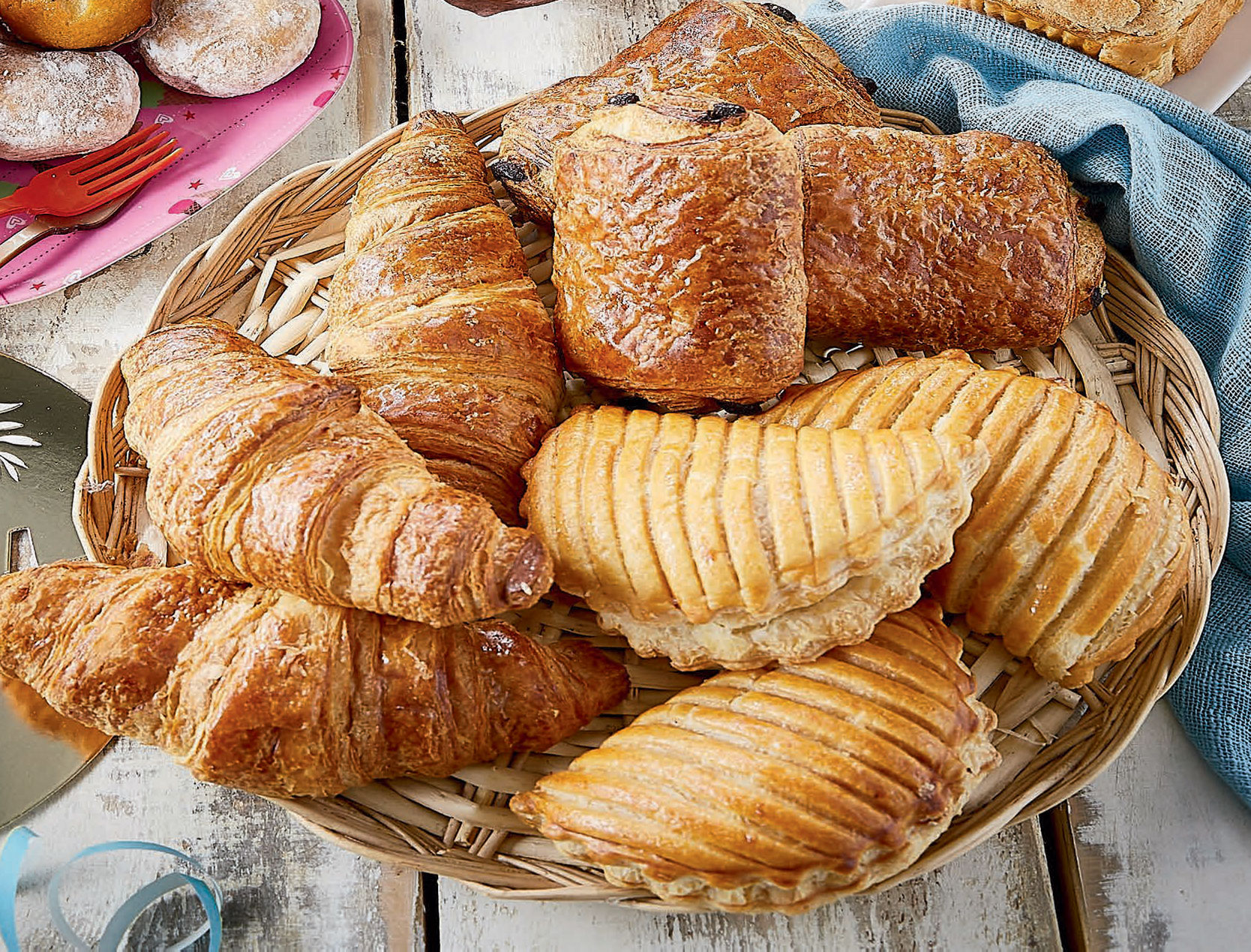 ASSORTIMENT VIENNOISERIE : 3 CROISSANTS PUR BEURRE + 3 PAINS AUX CHOCOLAT PUR BEURRE + 3 CHAUSSONS AUX POMMES PUR BEURRE 2890224000000 ASSORTIMENT VIENNOISERIE : 3 CROISSANTS PUR BEURRE + 3 PAINS AUX CHOCOLAT PUR BEURRE + 3 CHAUSSONS AUX POMMES PUR BEURRE 2890224000000