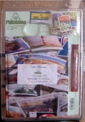 LOT PHILATELIQUE DE LUXE : 1 CLASSEUR + 1 LOUPE...