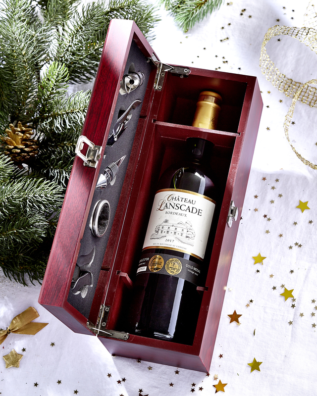COFFRET OENOLOGIE 1 BOUTEILLE + 5 ACCESSOIRES AOP BORDEAUX ROUGE 2017 Château Lanscade 3176481031318 Château Lanscade