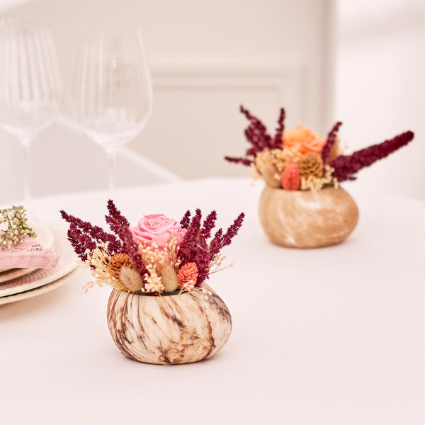 Composition de fleurs séchées et rose éternelle dans un galet 3270190854562 