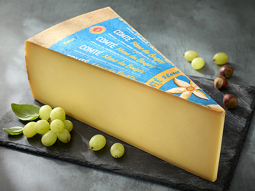 FLEUR DU BUGEY COMTÉ EXTRA AOP  
4 à 6 MOIS D'AFFINAGE
35% Mat.Gr. code EAN 3509560081827 