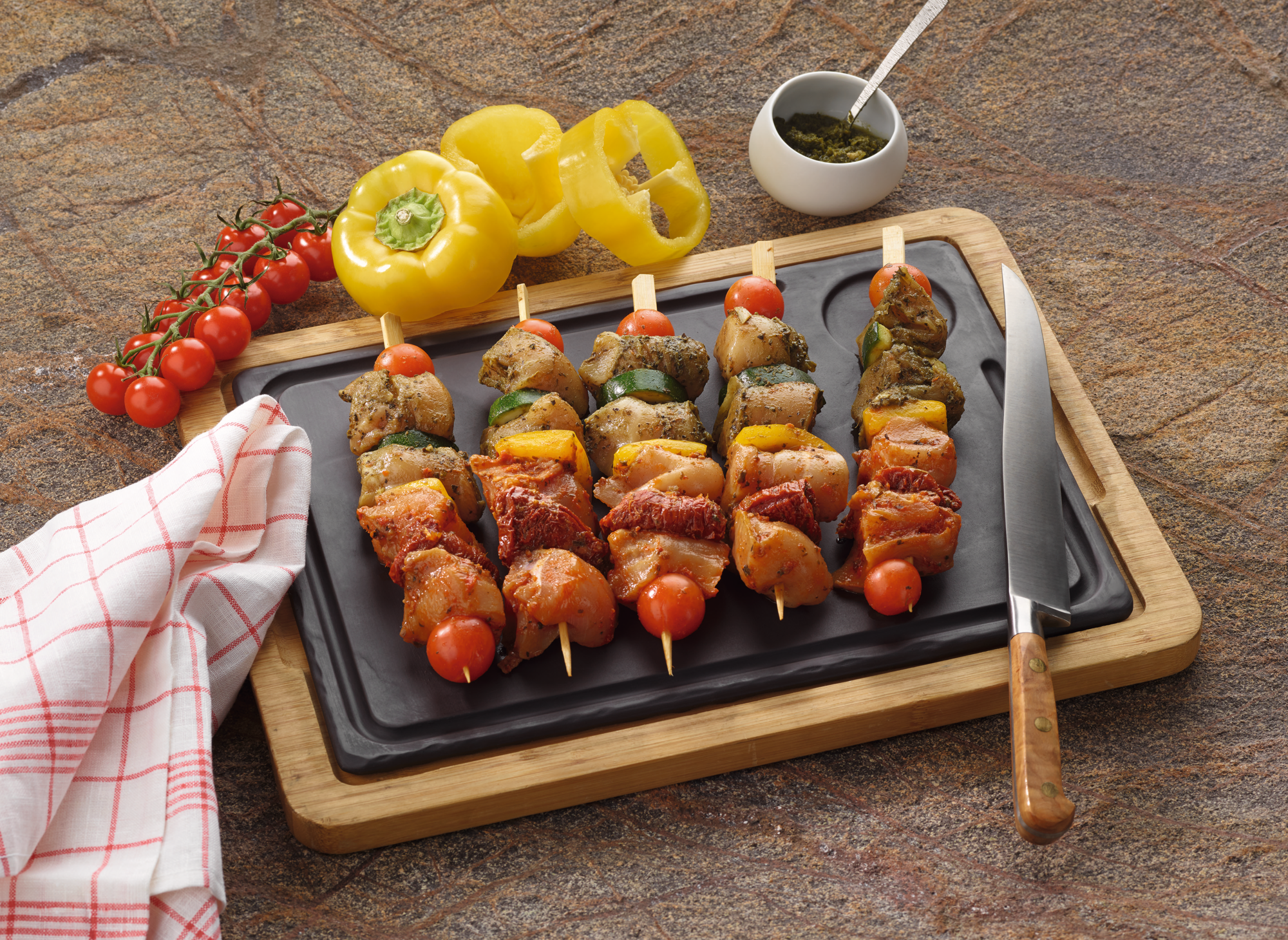 Brochettes de poulet pesto rouge et vert
