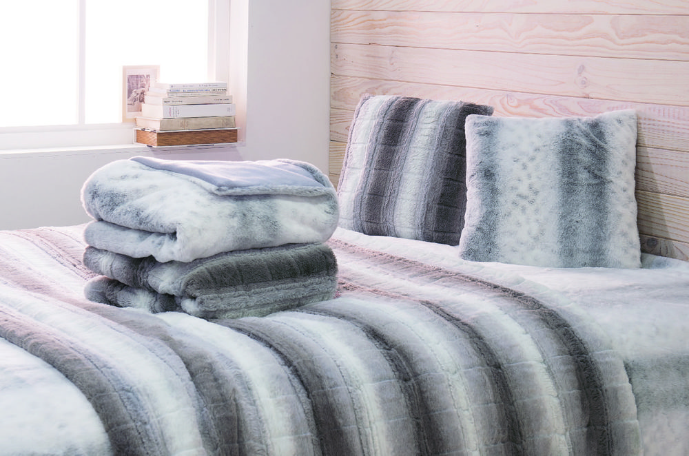 COUVRE-LIT IMITATION FOURRURE 240 X 210 CM