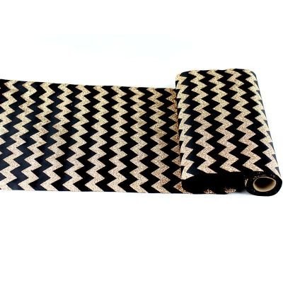 Chemin de table chevron satiné noir et or 5 mètres