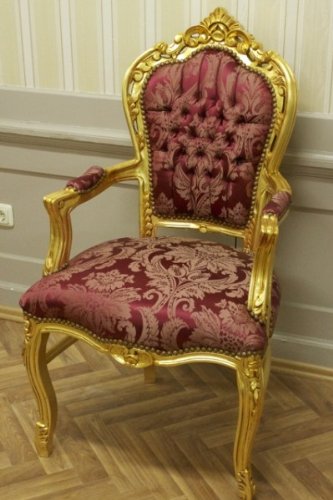 Chaise baroque, cadre doré, tissu rouge