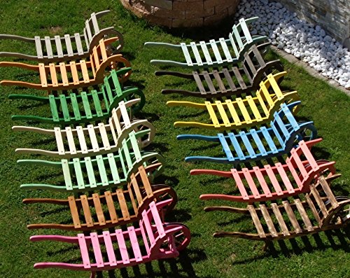 Brouette en bois ouverte pour la décoration du ...