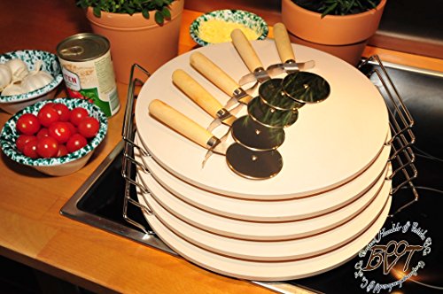 BTV Cinq pierres à pizza environ 2 kg, la pierre heisser massive en thermique ton complet avec étrier en acier chromé, Taille env. 33 cm x 12 mm (Diamètre x épaisseur), 35 cm Largeur avec support. Préparation de DES Pizzas croustillantes, tartes flambées, pains, Four, barbecue, rustique, traditionnel, nettoyage rapide code EAN 4251200218078 