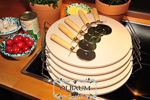 BTV Cinq pierres à pizza environ 2 kg, la pierre heisser massive en thermique ton complet avec étrier en acier chromé, Taille env. 33 cm x 12 mm (Diamètre x épaisseur), 35 cm Largeur avec support. Préparation de DES Pizzas croustillantes, tartes flambées, pains, Four, barbecue, rustique, traditionnel, nettoyage rapide Ölbaum code EAN 4251200219136 