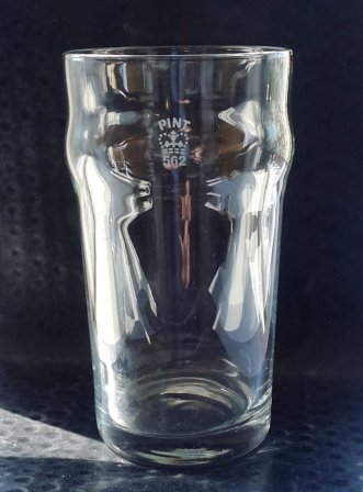 Lot de 4 pintes en verre avec poinçon du gouver...