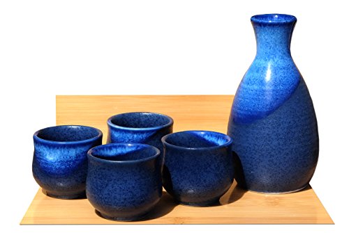 Saké japonais mis le bleu de Prusse