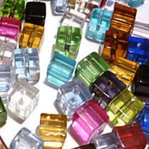 k2-accessories Crystal Beads k2-accessories A3019 Lot de 100 perles de verre en forme de cube Plusieurs couleurs 4 mm code EAN 5055682622854 