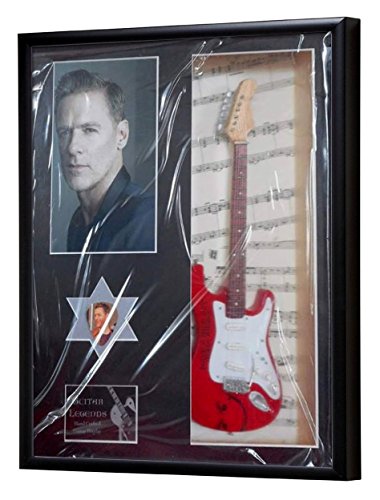 North West Memorabilia Bryan Adams Guitare miniature encadrée affichage code EAN 5056023443732 