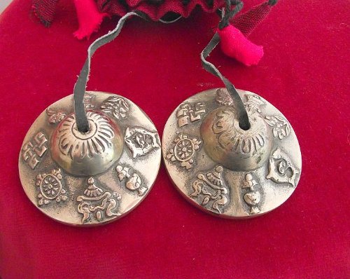 Spiritual Gifts Bouddhiste tibétain astamangala cloches sur cordon en cuir?; 6.2 cm Diamètre, cordon en coton avec motif en relief les 8 Symboles de bonheur. bouddhiste est livré dans une pochette de transport (couleur et motif Varier) code EAN 5060156097755 