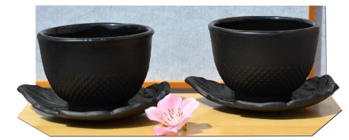 Lot de 2 tasses en fonte et 2 soucoupes en form...