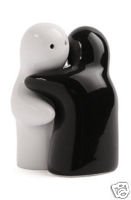 from Then to Now From Then to Now Ensemble salière/poivrière Design couple enlacé Noir/blanc code EAN 5060202790258 