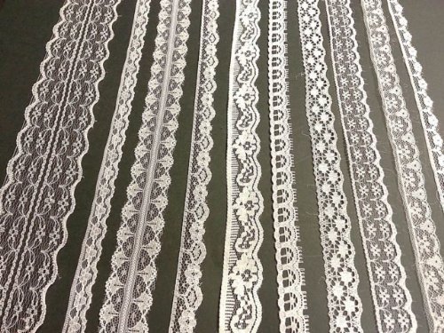 Assortiment de 20 m de rubans de dentelle ancie...