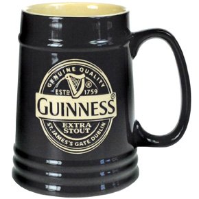 Chope noire de bière en céramique