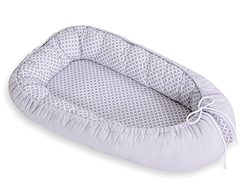 Réducteur de lit bébé gris