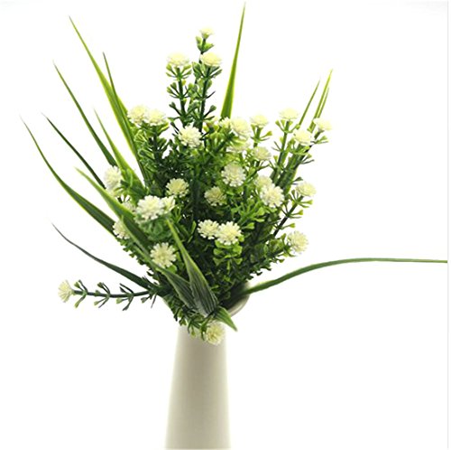 Petites plantes vertes de gazon artificiel faux...