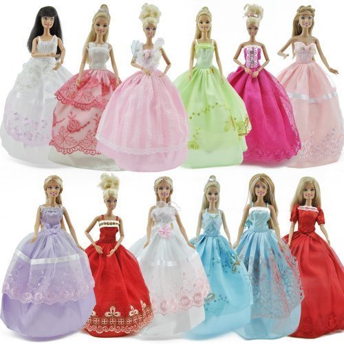 Neuf 5 Barbie robes / vêtements et 10 paires de...