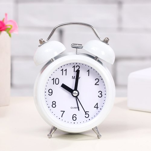 Couper les étudiants créatifs réveil chevet rév...