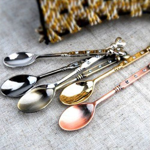 Cuillères à café de vaisselle rétro en forme de...