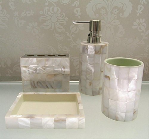 Ensemble de simple salle de bain de style europ...