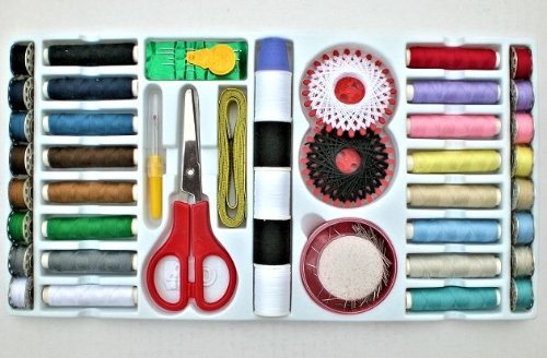 Ze Nécessaire de couture avec fil à coudre et cannettes pour machine à coudre 149 pièces code EAN 8887416574200 