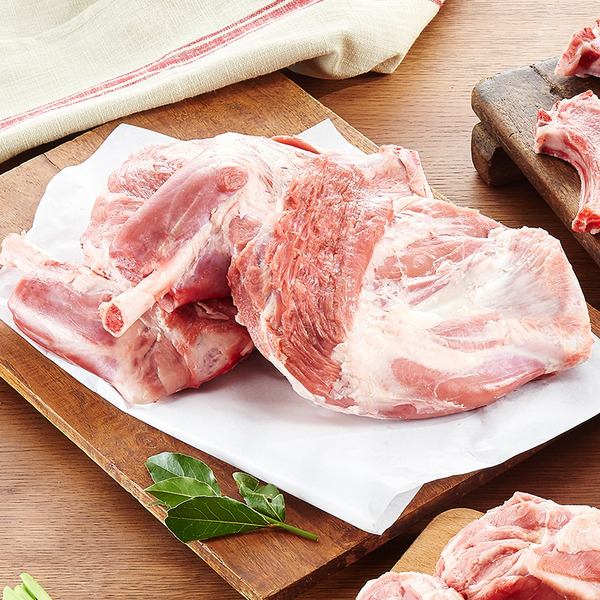 JEAN ROZÉ AGNEAU: ÉPAULE AVEC OS OU ÉPAULE ** AVEC OS À RÔTIR 
JEAN ROZÉ code EAN 97700302 