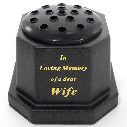 directfloristsupplies Noir avec dessus en anglais In loving memory of a dear Épouse-pot-vase funéraire de commémoration code EAN 9786042669573 