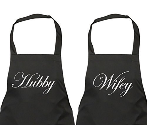 60 Second Makeover Limited Couples Hubby Wifey Tablier Noir Set cadeau d'anniversaire de mariage Motif mari Épouse une crémaillère Kitchen " code EAN B013T9HMAY 