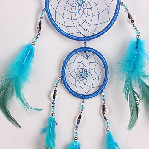 Capteur de rêves à la main avec pendentif plume...